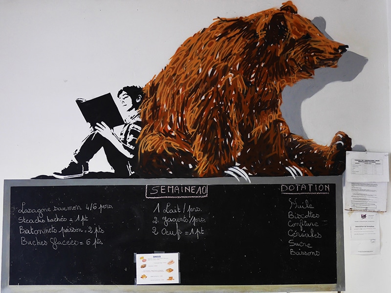 Ours et enfant peints par a-mo streetart