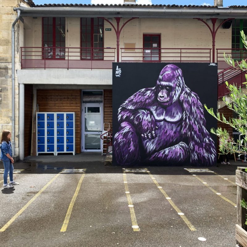 Grorille Peint Sur Un Mur Par L'artiste A-MO Streetart Dans Une école