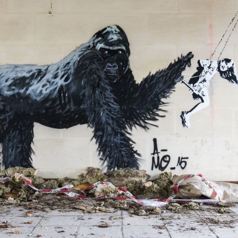 Gorille Qui Joue Avec Une Enfant Peint Par A-mo Streetart Sur Un Mur