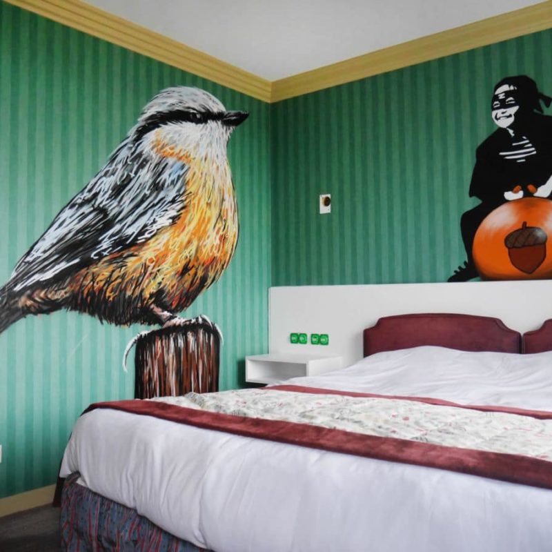 Oiseau Et Enfant Peints Par A-mo Streetart Dans Une Chambre De L'hotel Restaurant L'Yeuse à Cognac