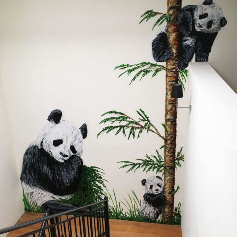 Famille De Pandas Peinte Par A-mo Streetart Dans Un Escalier à Saint Emillion