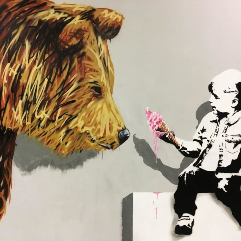 Peinture Murale D'un Ours Et Un Enfant Réalisée Par A-MO Street Art Pour Emmaüs à Paris.