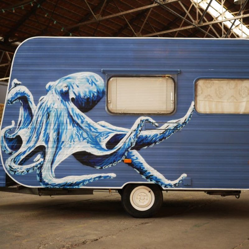 Caravane De L'association Surfrider Foundation Peinte Par L'artiste A-MO Street Art.