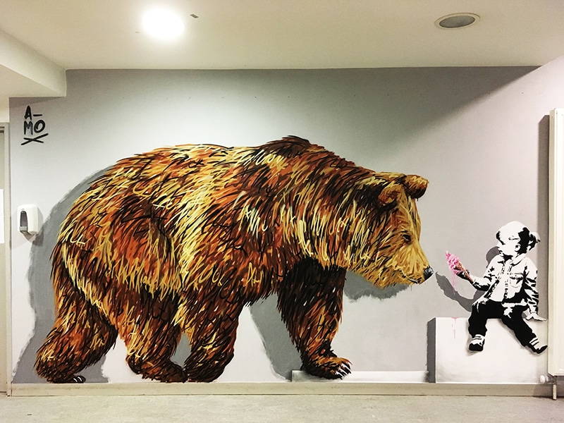 Peinture murale d'un ours et un enfant réalisée par A-MO street art pour Emmaüs à Paris.