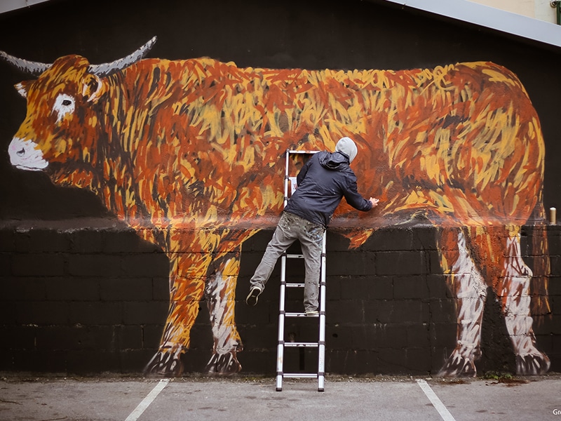 Vache Peinte Sur Un Mur Par L'artiste A-MO.