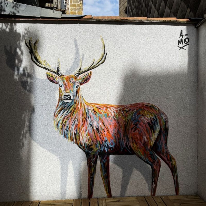 Cerf Peint Sur Un Mur Par L'artiste A-MO Street Art.